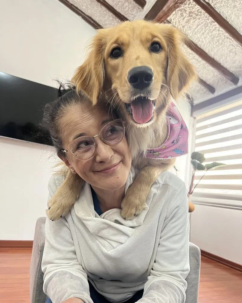 Dora, asistente de coordinación, con Hanna sobre los hombros